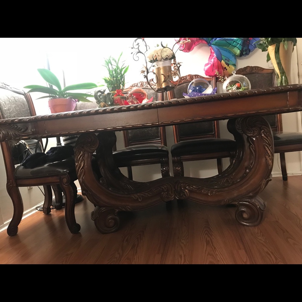 Table/w 6 chairs